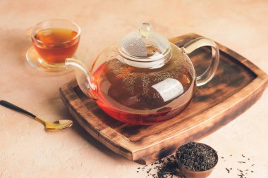 Cam çaydanlık ve bir fincan çay.