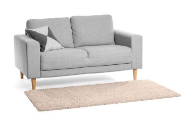 Beyaz arkaplanda şık bir kanepe