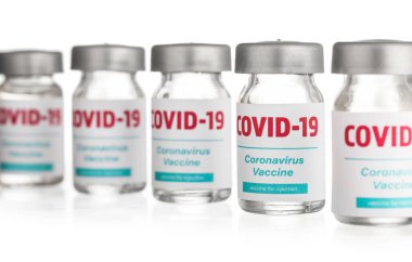 Beyaz arka planda COVID-19 'a karşı aşılama