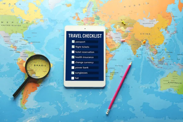 Tablet Komputer Listy Rzeczy Zrobienia Przed Podróżą Ekranie Mapie Świata — Zdjęcie stockowe