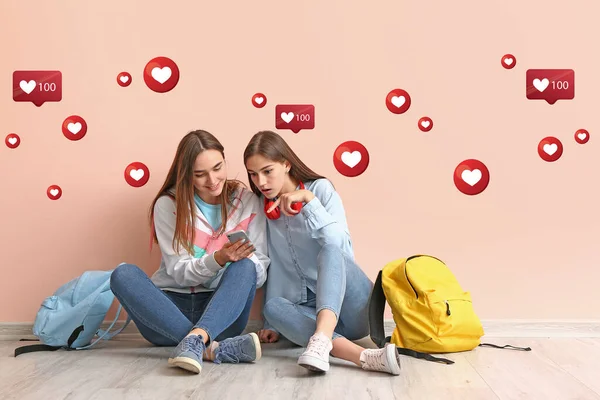 Teenagers Using Mobile Phone Social Networking — Stock Photo, Image