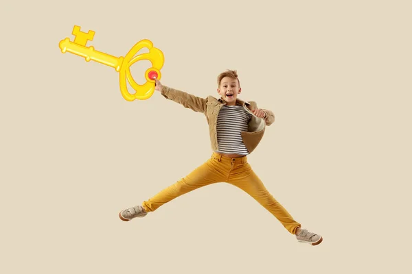 Saltando Menino Com Chave Dourada Desenhada Fundo Luz — Fotografia de Stock