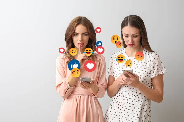 Jonge Vrouwen Die Mobiele Telefoon Gebruiken Voor Sociale Netwerken — Stockfoto