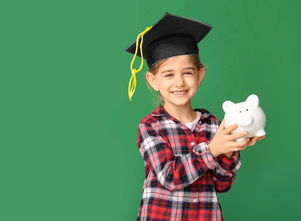 Söt Flicka Examen Hatt Och Med Spargris Bank Färg Bakgrund — Stockfoto