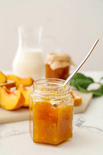 Jar Tasty Peach Jam Table — Stock Photo, Image