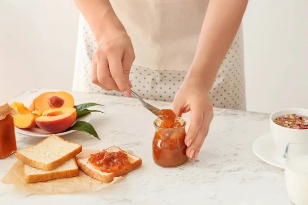 Mulher Espalhando Engarrafamento Pêssego Saboroso Fatias Pão — Fotografia de Stock