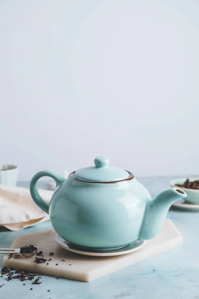 Teapot Dry Tea Leaves Table — Stock Photo, Image