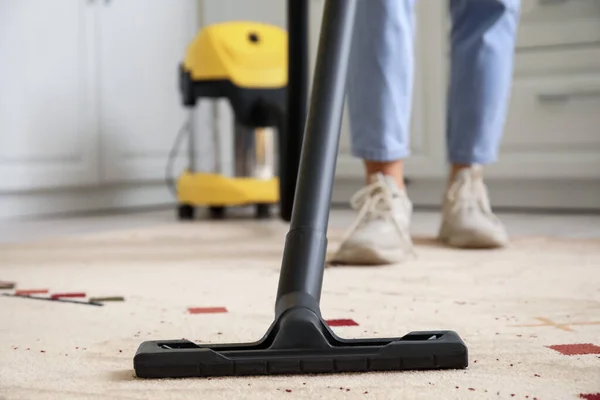 Woman Cleaning Beautiful Carpet Room — Stock Photo, Image