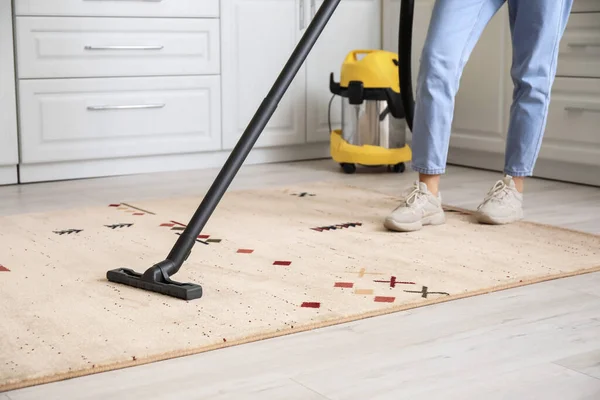 Woman Cleaning Beautiful Carpet Room — Stock Photo, Image