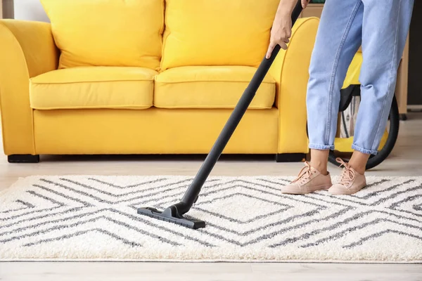 Woman Cleaning Beautiful Carpet Living Room — Stock Photo, Image