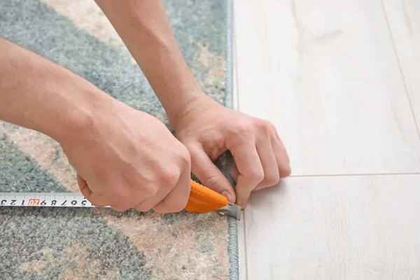 Man Measuring Tape Cutting Carpet — Stock Photo, Image
