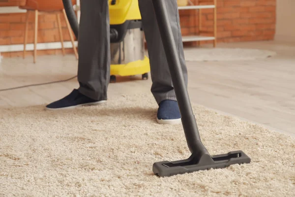 Mann Putzt Schönen Teppich Zimmer — Stockfoto