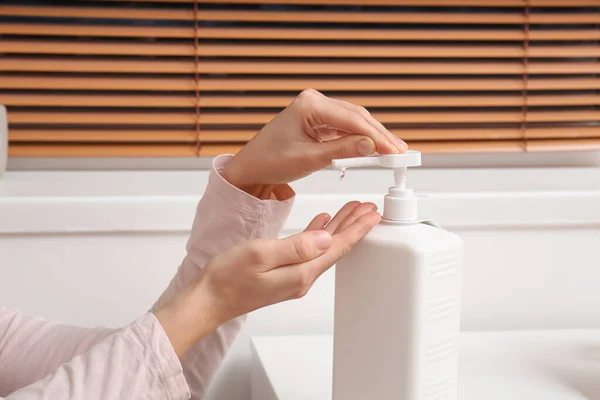 Young Woman Using Sanitizer Home — Stock Photo, Image