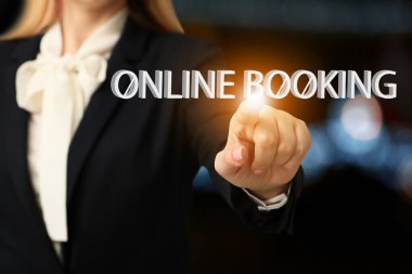 Çevrimiçi rezervasyon için sanal ekran kullanan genç iş kadını