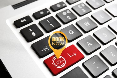 Modern klavye, yakın plan. Çevrimiçi rezervasyon kavramı