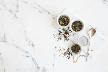 Süzgeçte kuru yeşil çay ve hafif arka planda kaseler