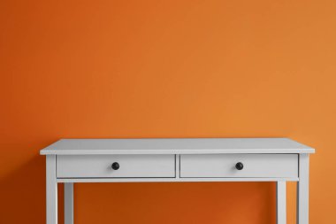 Renk duvarına yakın çekmeceleri olan modern masa