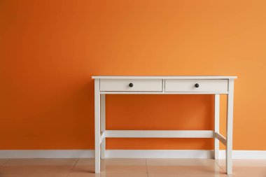 Renk duvarına yakın çekmeceleri olan modern masa