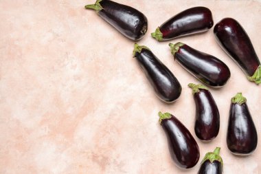 Renkli arka planda taze patlıcanlar