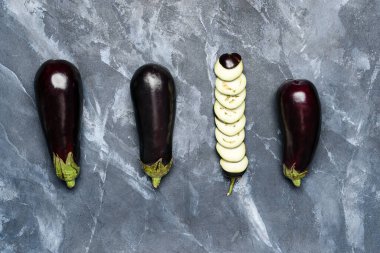 Renkli fonda taze ve dilimlenmiş patlıcanlar