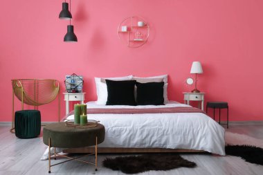 Modern şık yatak odasının içi.