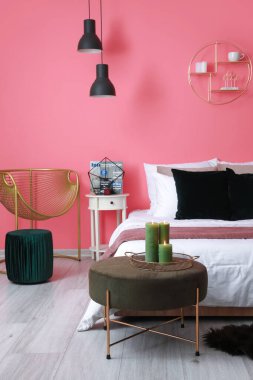 Modern şık yatak odasının içi.