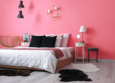 Modern şık yatak odasının içi.