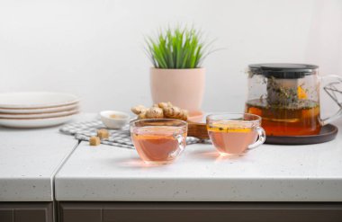 Masada limon ve zencefilli bir fincan sağlıklı çay.