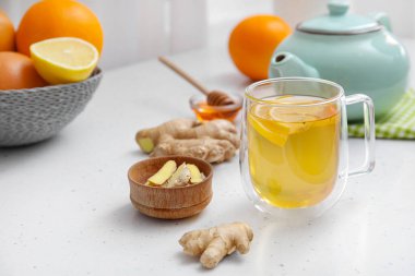 Limonlu, zencefilli ve ballı bir fincan aromatik çay.