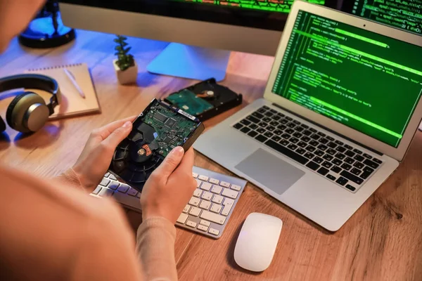 Programmiererin Arbeitet Büro — Stockfoto