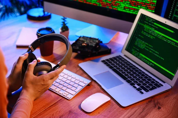 Programmiererin Mit Kopfhörer Büro — Stockfoto