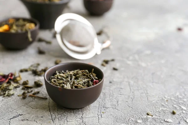 Schüssel Mit Grünen Teeblättern Auf Farbigem Hintergrund — Stockfoto