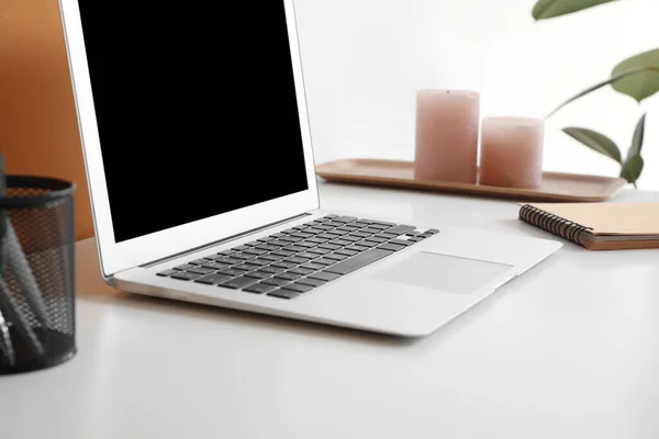 Nowoczesny Laptop Białym Stole — Zdjęcie stockowe