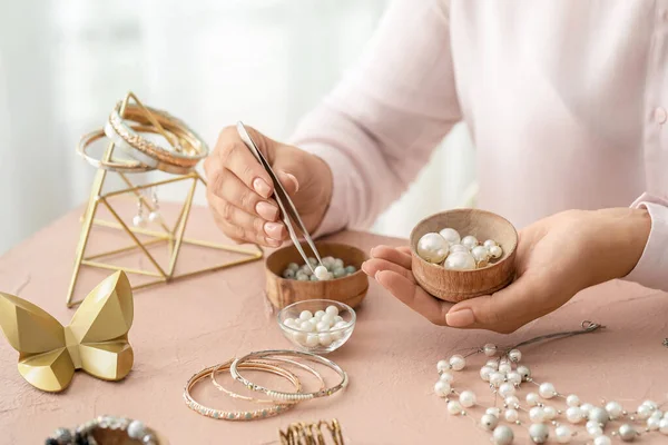 Diseñadora Femenina Haciendo Joyas Lugar Trabajo — Foto de Stock