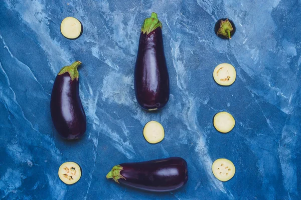 Fresh Sliced Eggplants Color Background — Stock Photo, Image