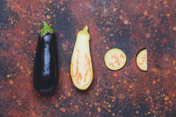 Fresh Sliced Eggplants Grunge Background — Stock Photo, Image