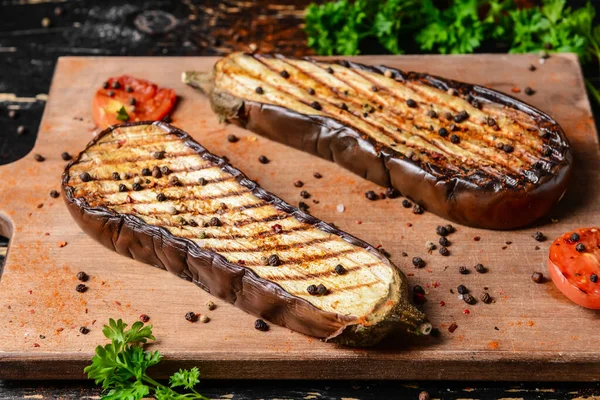 Sabrosa Berenjena Parrilla Con Especias Sobre Fondo Madera —  Fotos de Stock