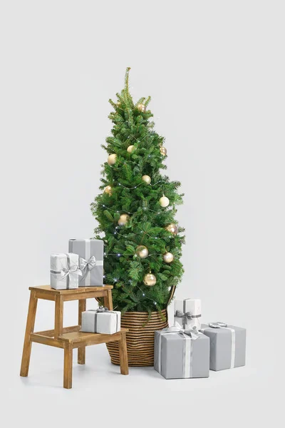 Bela Árvore Natal Decorada Com Caixas Presente Fundo Branco — Fotografia de Stock