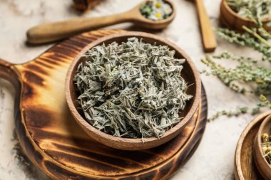 Masanın üzerinde farklı kurutulmuş bitkiler var.