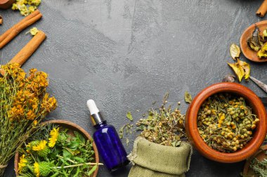 Koyu arkaplanda farklı otlar bulunan güzel bir kompozisyon