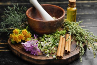 Koyu ahşap arka planda farklı otlarla güzel bir kompozisyon.