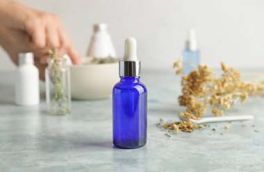 Masada bir şişe gerekli yağ var.