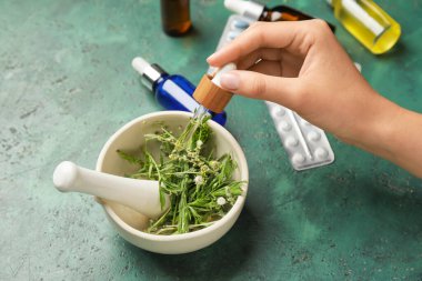 Kadın bitkisel ilaçlar üretiyor.