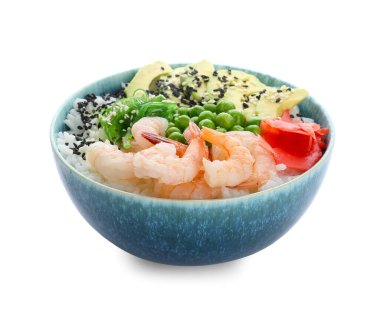 Lezzetli pirinçli kase, beyaz arka planda karides ve sebze.