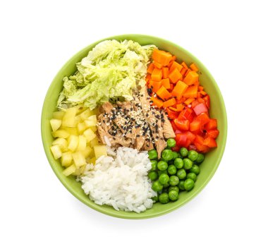 Lezzetli pirinçli kase, beyaz arka planda tavuk ve sebze