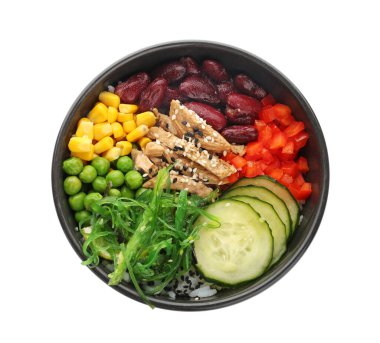 Lezzetli pirinçli kase, beyaz arka planda tavuk ve sebze