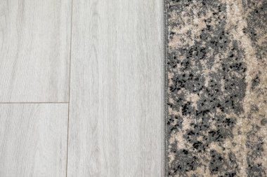 Ahşap zeminde güzel yumuşak halı