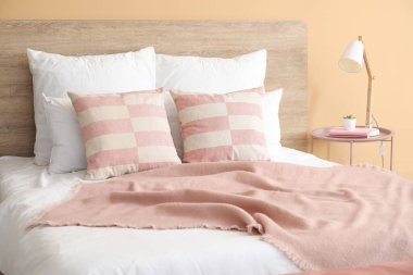 Modern yatak odasının iç dekorasyonu.