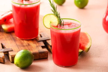 Taze karpuz suyu ve renkli limonlu bardaklar.