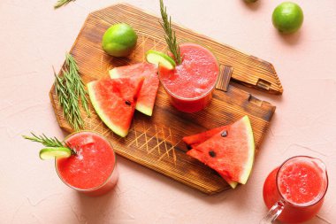 Taze karpuz suyu ve renkli limonlu bardaklar.